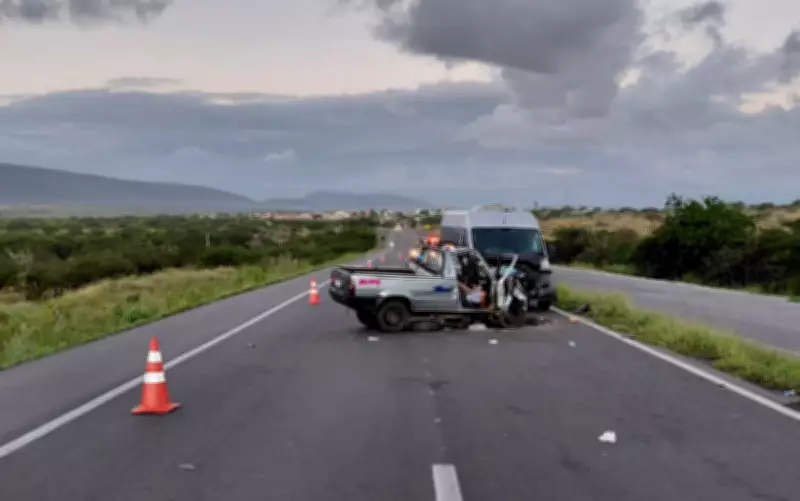 Batida frontal entre van e carro mata dois e fere quatro na BR-116 na Bahia