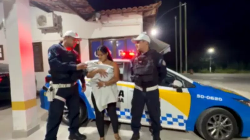 Bebê de dois meses salva de engasgo por policiais militares em Piraí