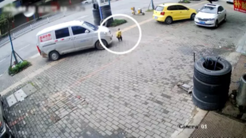 Bebê de um ano sobrevive milagrosamente a atropelamento na China sem ferimentos