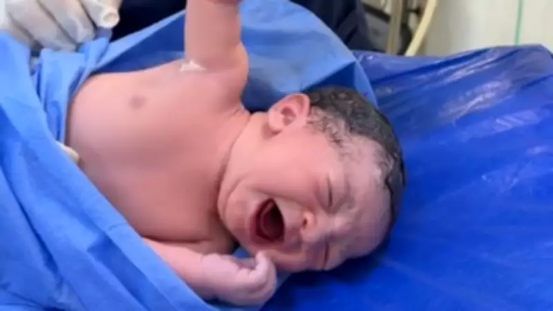 Bebê recém-nascido se recusa a soltar luva de médico e vídeo viraliza