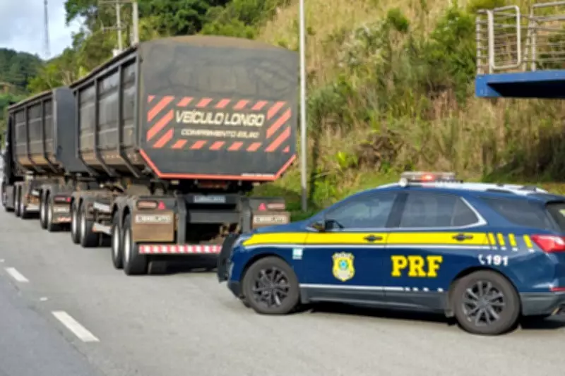 Bitrem com placa de PVC e 37 toneladas acima do peso é apreendido na BR-376, no Paraná