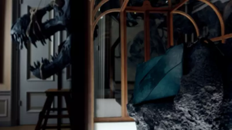 Bolsa de 'couro de T. rex' feita com colágeno de dinossauro é exposta em museu holandês