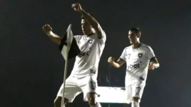 Botafogo vence Vasco em São Januário, sobe para 8º lugar no Brasileirão