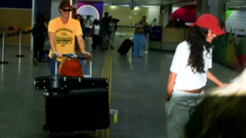 Bruna Marquezine e Shawn Mendes são flagrados em passeio romântico em Malibu