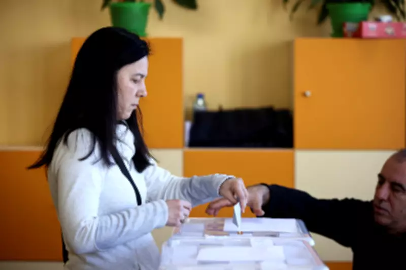 Bulgária realiza oitava eleição parlamentar em cinco anos com ex-presidente favorito