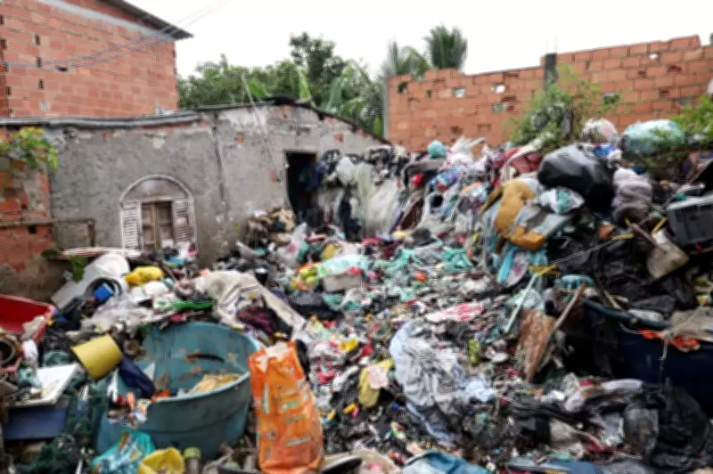 Cabo Frio retira três caminhões de resíduos de casa com acúmulo crítico no Peró