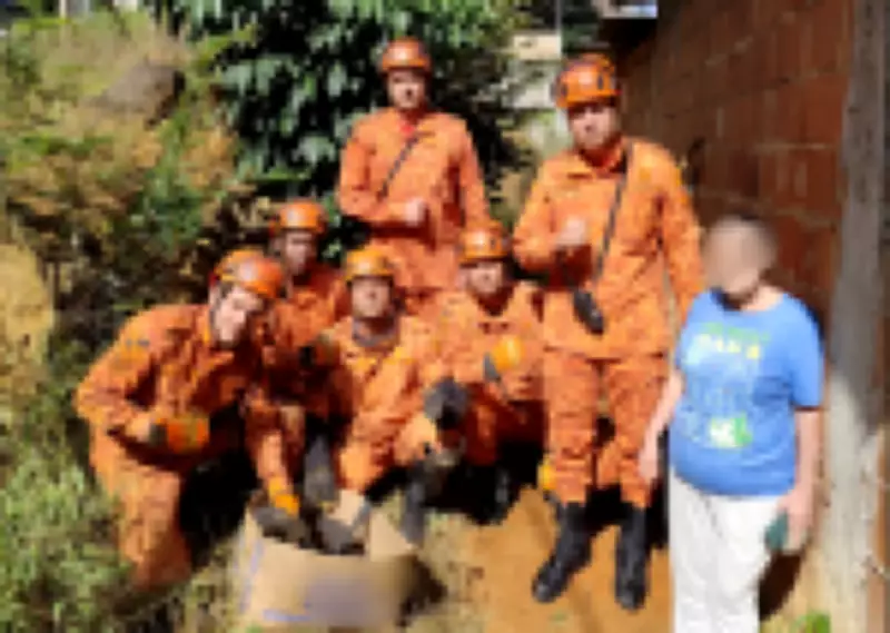 Cadela cega e sete filhotes são resgatados após três dias presos em barranco em Petrópolis