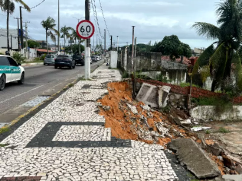 Calçadão desaba em Ponta Negra após chuvas intensas em Natal