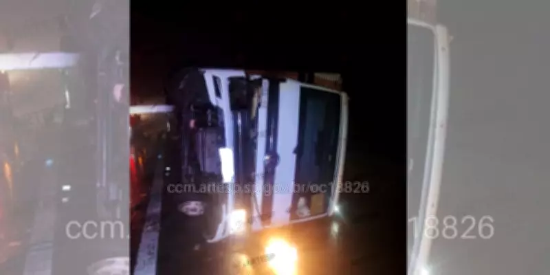 Caminhão aquaplana e causa acidente com feridos leves na SP-294 em Gália
