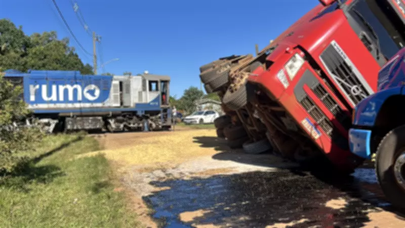 Caminhão é atingido por locomotiva ao atravessar linha férrea em Cruz Alta