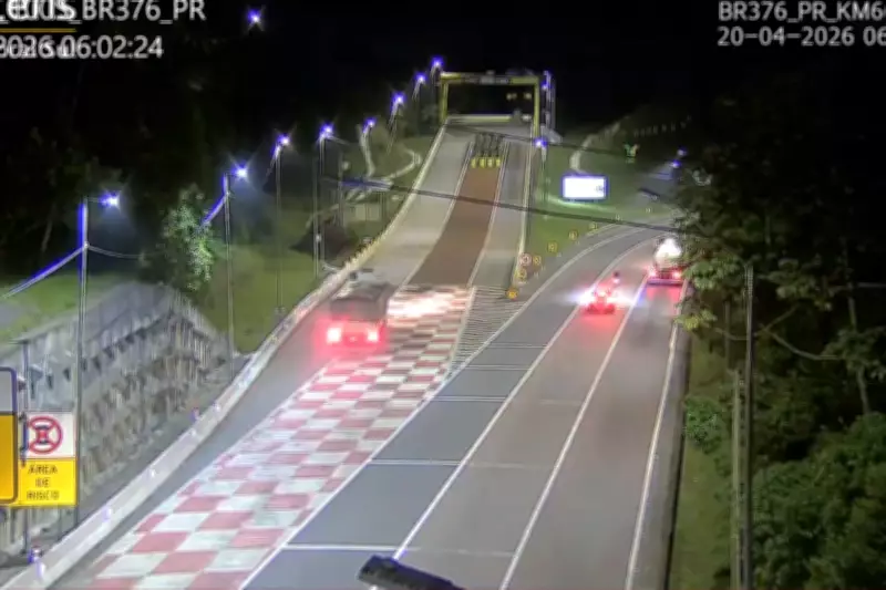Caminhão carregado de soja perde freios e tomba em área de escape na BR-376, no Paraná