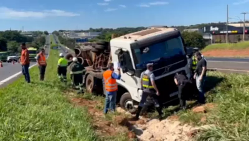 Caminhão com 60 mil litros de vinhaça tomba em rodovia e contamina córrego em São José do Rio Preto