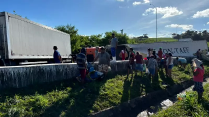 Caminhão com camarão tomba na BR-101 em Santa Rita e interdita rodovia