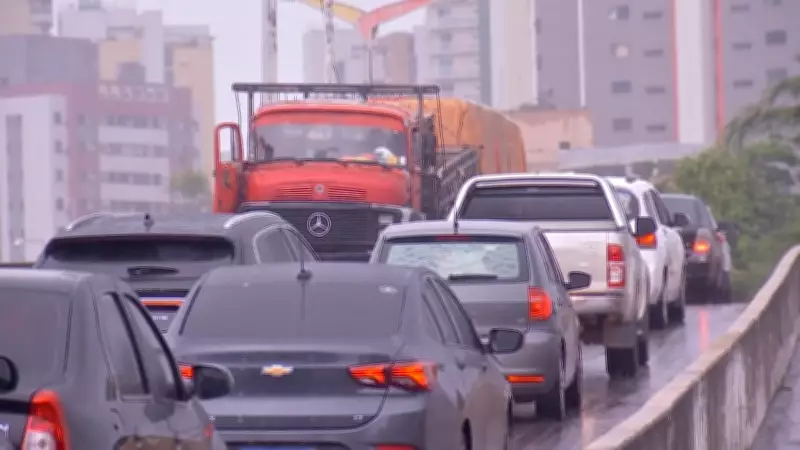 Caminhão com cimento paralisa trânsito por 12 horas em via expressa de Fortaleza