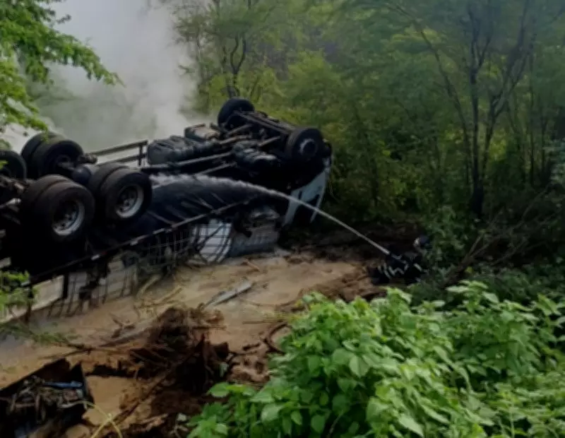 Caminhão com água oxigenada tomba na BR-226 em Janduís, RN