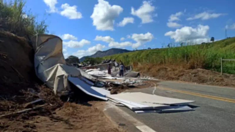 Caminhão com placas de gesso tomba e interdita MGC-381 em Divino das Laranjeiras