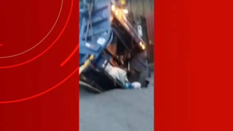 Caminhão de lixo permanece preso em cratera em Manaus após mais de 13 horas