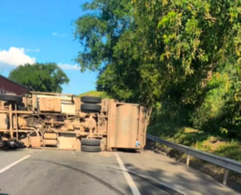 Caminhão de lixo tomba e interdita Via Dutra em Porto Real, RJ