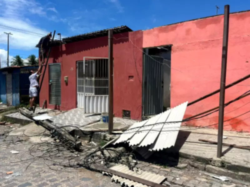 Caminhão derruba postes e deixa mais de 6 mil imóveis sem energia em Parnamirim