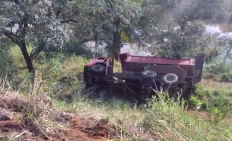 Caminhão despenca em ribanceira na RJ-220, em Natividade, durante feriado
