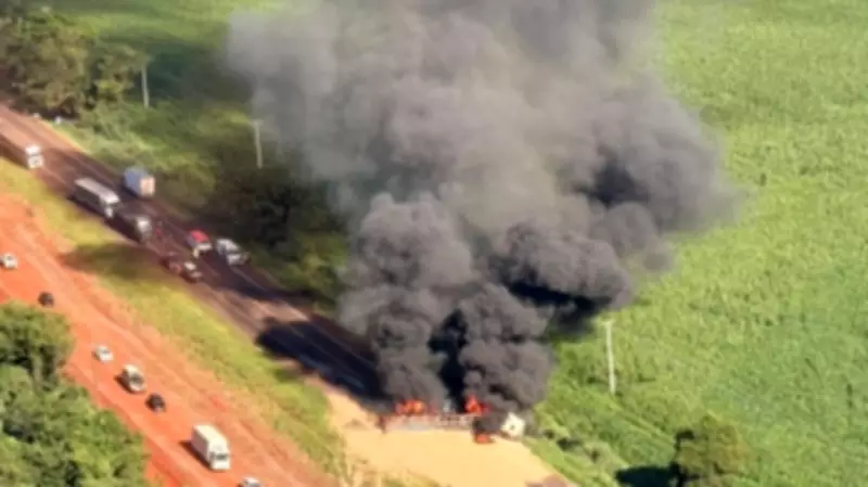 Caminhão em chamas após colisão interdita BR-277 e mobiliza resgate aeromédico no Paraná