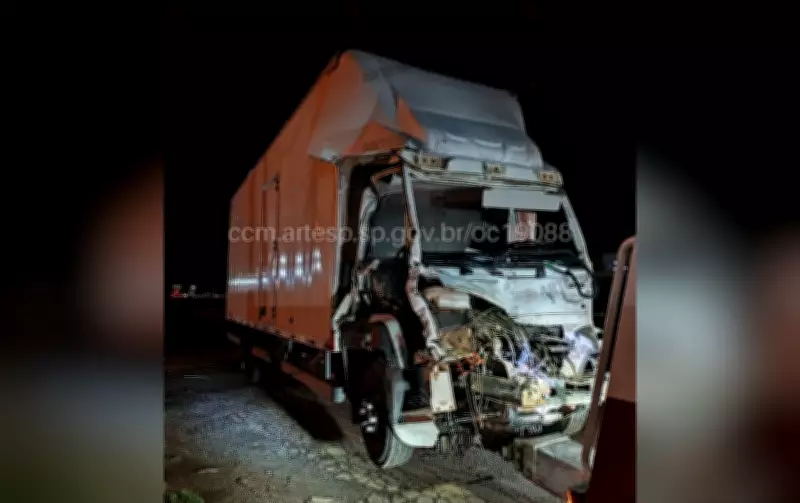 Caminhão fica destruído após bater na traseira de carreta na SP-127 em Itapetininga