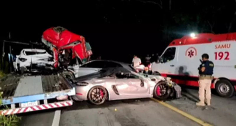 Caminhão-guincho com carros de luxo colide e mata um em AL