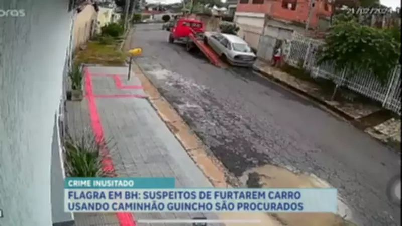 Caminhão guincho é usado para furtar carro à venda em rua de Belo Horizonte