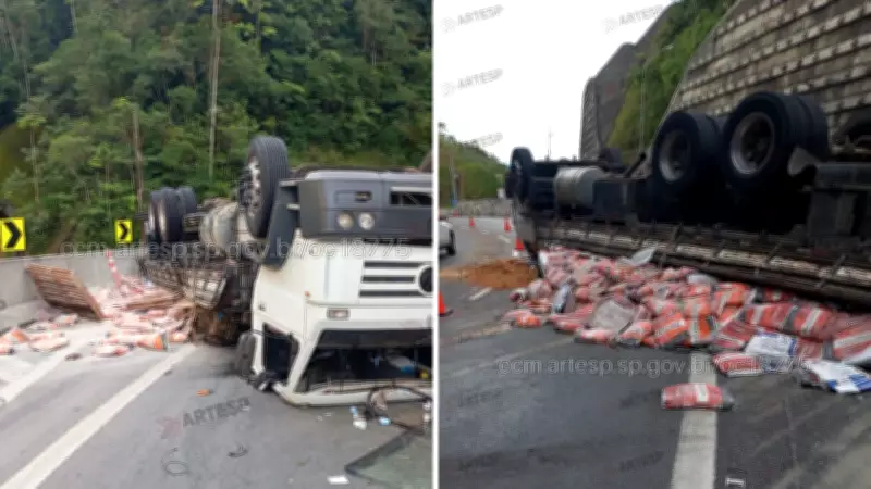 Caminhão perde freios, tomba e espalha carga de argamassa na Rodovia dos Tamoios
