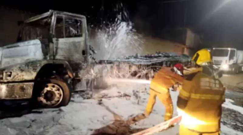 Caminhão-tanque carregado com óxido de Zinco pega fogo em Sete Lagoas