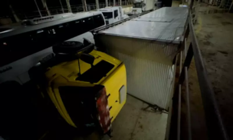 Caminhão tomba durante travessia de ferry na Bahia após temporal intenso