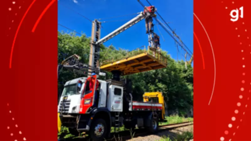 Caminhão tomba em viaduto e carga atinge trilhos, afetando operação da Trensurb na Região Metropolitana