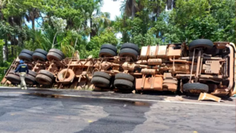 Caminhão tomba na BR-156 em Calçoene e deixa duas pessoas em estado grave