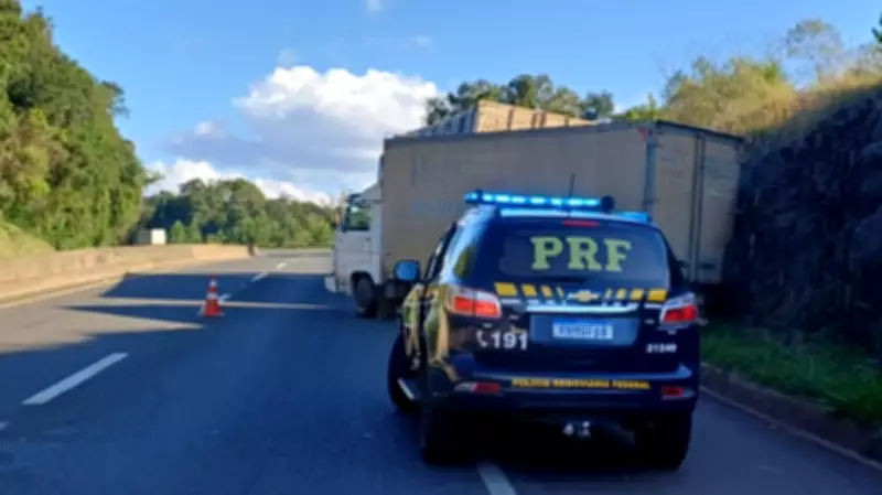 Caminhoneiro de 68 anos é atropelado pelo próprio caminhão durante manutenção na BR-376 no Paraná
