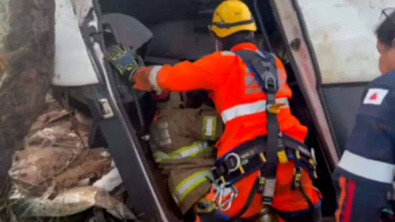 Caminhoneiro é resgatado após quase 5 horas preso em cabine de bitrem tombado na MG-428