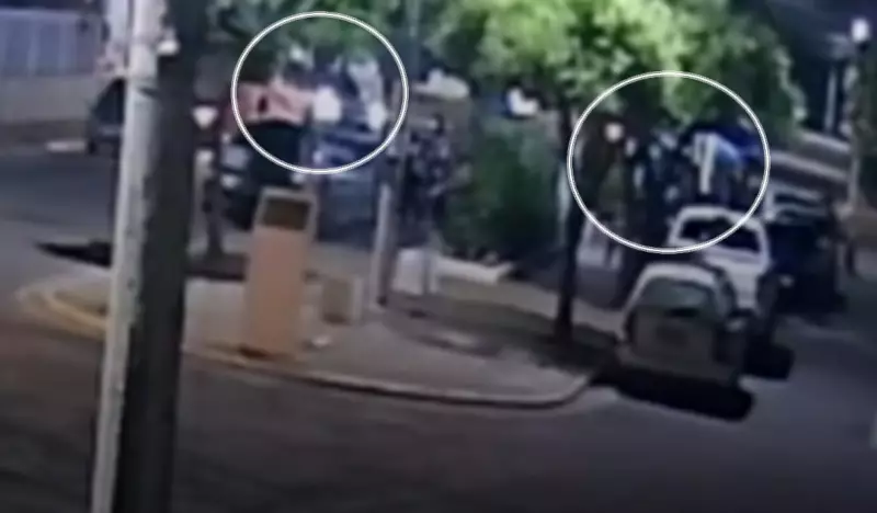 Caminhonete invade praça e atropela clientes em quiosque: uma mulher morre no Norte Fluminense