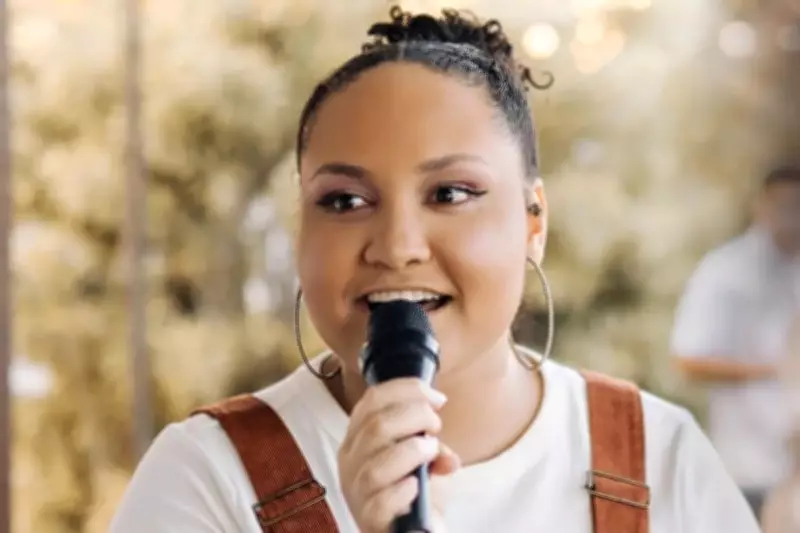 Cantora gospel de 21 anos morre após queda de brinquedo em parque de Itabirito