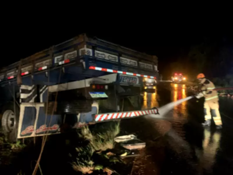 Capotamento de caminhão com melancias deixa três feridos na SE-339