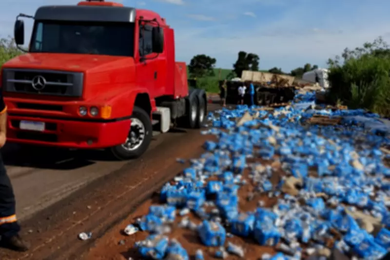 Carga de cerveja cai de carreta e interdita rodovia SP-563 em Mirante do Paranapanema