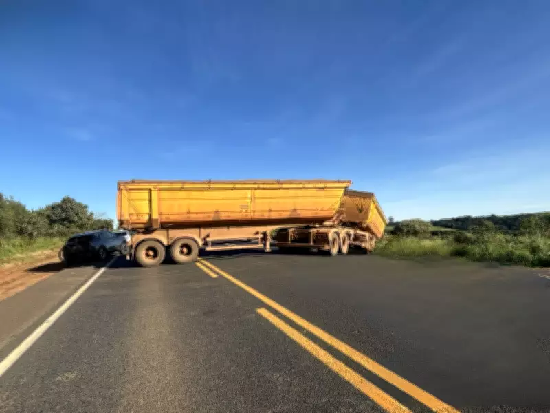 Carreta atola e interdita totalmente a rodovia MGC-452 próximo a Perdizes em Minas Gerais