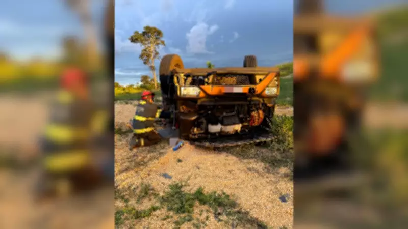 Carreta carregada com milho capota em serra de Minas Gerais e deixa dois mortos