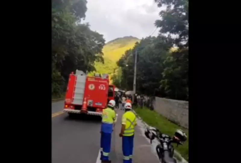 Carreta carregada de cimento tomba e atinge dois carros na RJ-116 em Cachoeiras de Macacu