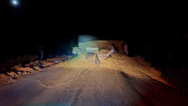 Carreta com 38 toneladas de soja tomba e interdita totalmente a MG-188 em Coromandel