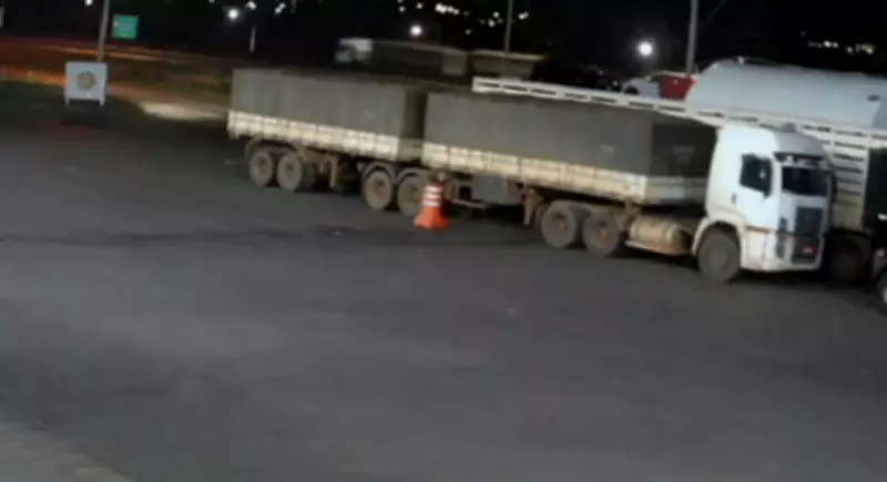 Carreta com 50 toneladas de soja é furtada em posto de combustíveis em Araguari