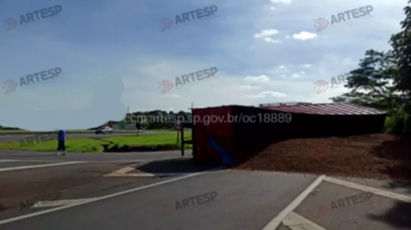 Carreta com amendoim tomba e espalha carga em rodovia de Pacaembu, SP