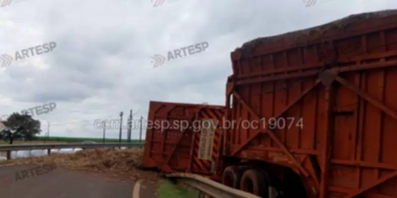 Carreta com cana-de-açúcar tomba na Raposo Tavares em Ibirarema