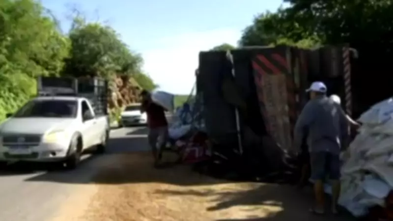 Carreta com ração tomba na BR-222 no Ceará e carga é saqueada por moradores
