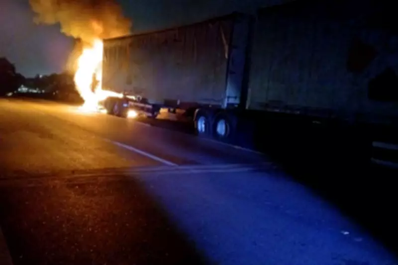 Carreta pega fogo e interdita Anchieta em Cubatão na madrugada