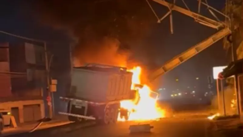 Carreta pega fogo e poste cai sobre veículo em Vila Velha