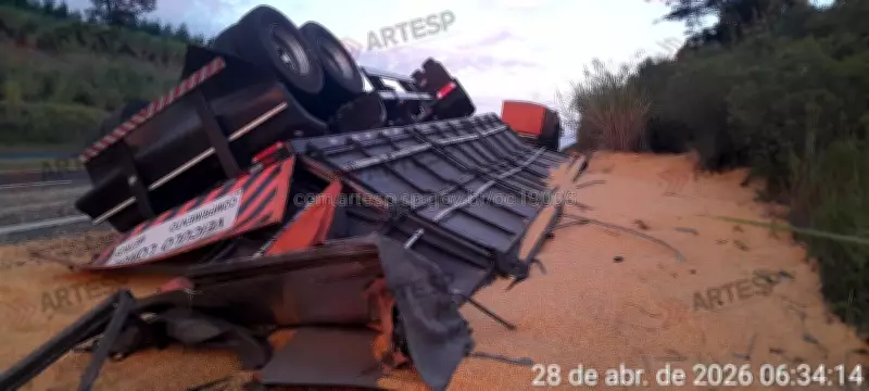 Carreta tombada derrama milho na SP-333 em Júlio Mesquita